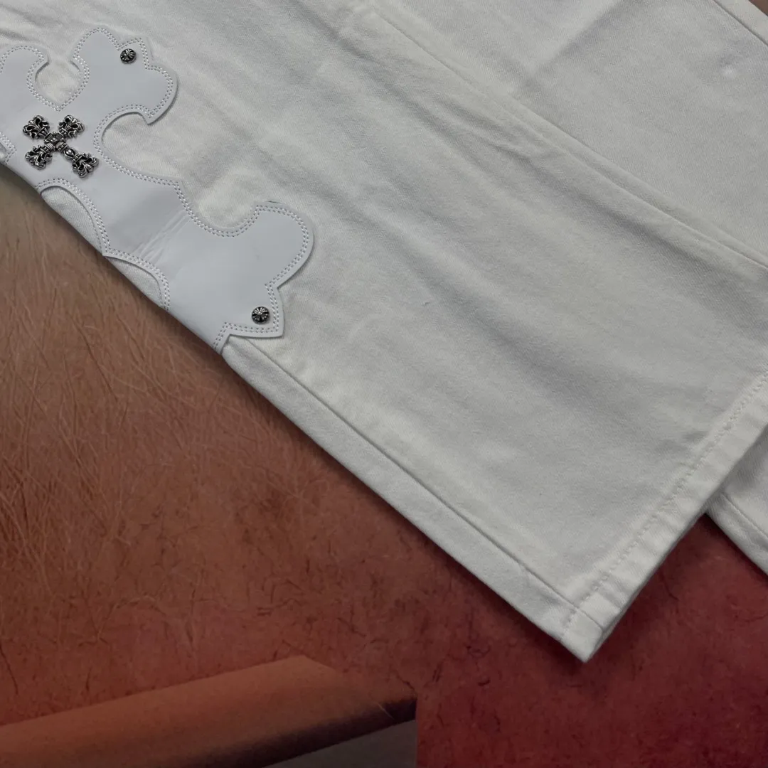 🅿️300 🔘Model No.-KL166 🔘Croxin𝐂𝐡𝐫𝐨𝐦𝐞 𝐇𝐞𝐚𝐫𝐭 White Bull King Metal Cross White Leather Heavy Duty Jeans* The brand of Croxin has always been famous for its high-end and design. The quality of these pants is unparalleled, and a pair is often hard to find at counters. It uses top-notch heavy-duty washing technology, the calf leather laser-cut cross is particularly exquisite, and the aged silver hardware adds a sense of retro and luxury. White denim fabric, paired with a cross leather design, is fashionable and individual. The straight version is also particularly slim. The style is the same for men and women, so whoever wears it will look better! The matching suggestions are as follows: Cool street style: Pair the upper body with a black short crop top, a black leather jacket, and black Martin boots. Wear a silver necklace and ring from Crowe Heart and walk on the street to feel cool. Casual fashion style: wear a simple white cotton T-shirt, a loose denim jacket, and white sneakers. Overall casual and comfortable, suitable for daily travel and shopping. High-end outfit: Pair it with a black silk-textured shirt, tuck it into pants, and put on a pair of black leather shoes. Wearing a black suit jacket will instantly enhance your temperament, and you can attend some formal occasions without any pressure.  Size: S M L XL (28.30.32.34) Color: White